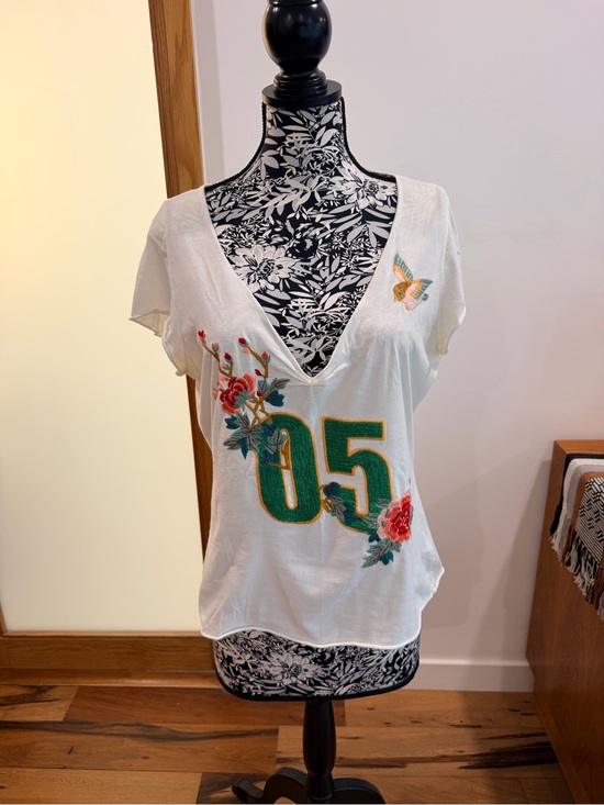 Johnny Was Tops - JW Los Angeles Johnny Was Wildcats 05 Floral Embroidered V-Neck Tee